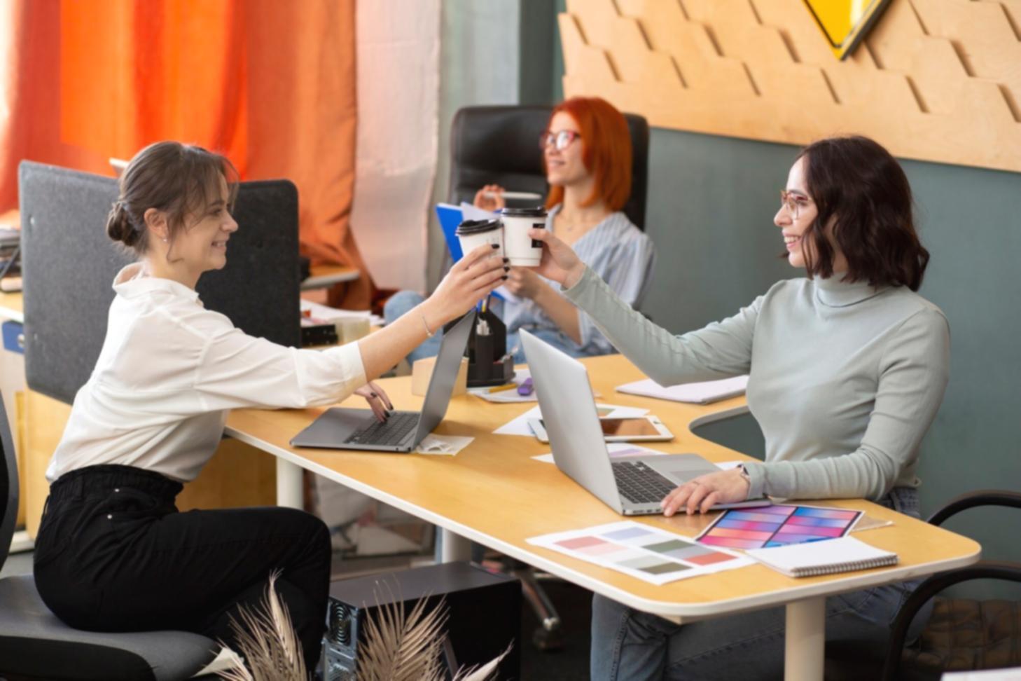 Étudiants travaillant sur leurs projets entrepreneuriaux dans notre centre de formation